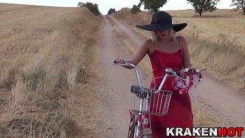 Merge Atata Drum Cu Bicicleta Pentru O Partida De Sex