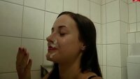Sex cu sora in baie dupa ce ii vede fundul rotund din greseala